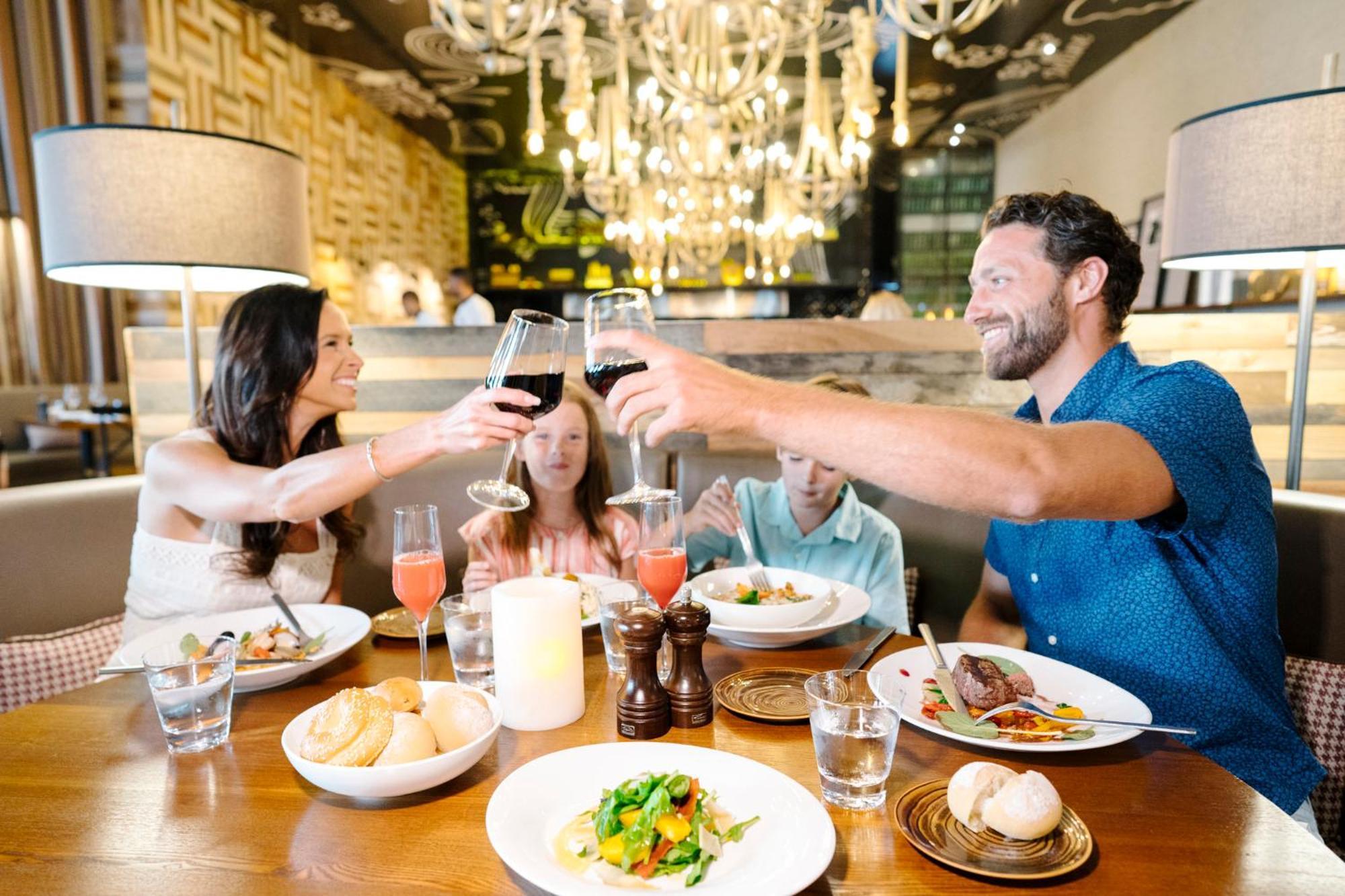 Nickelodeon Hotels & Resorts Πούντα Κάνα Εξωτερικό φωτογραφία A group of friends dining together