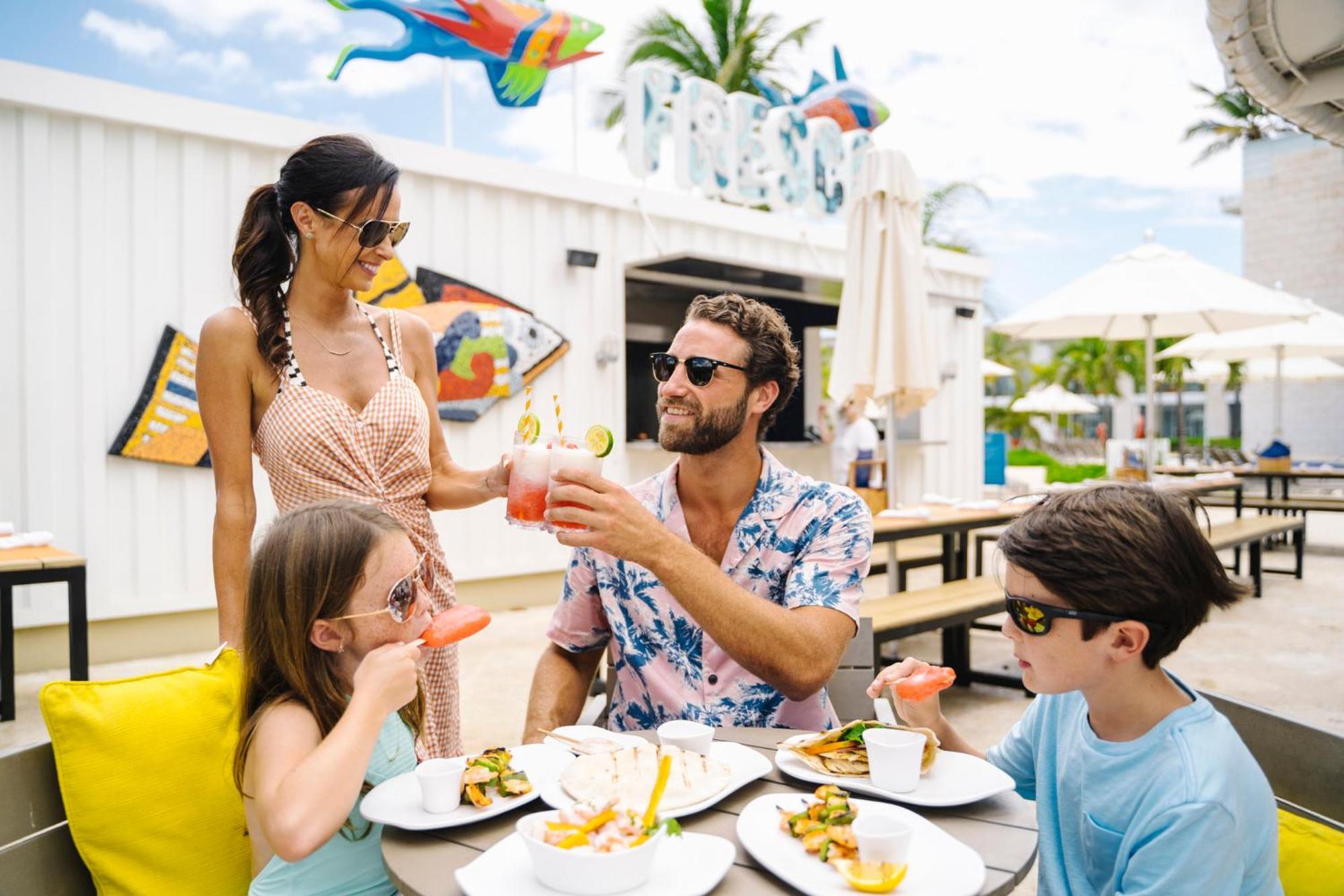 Nickelodeon Hotels & Resorts Πούντα Κάνα Εξωτερικό φωτογραφία Family dining at the pool
